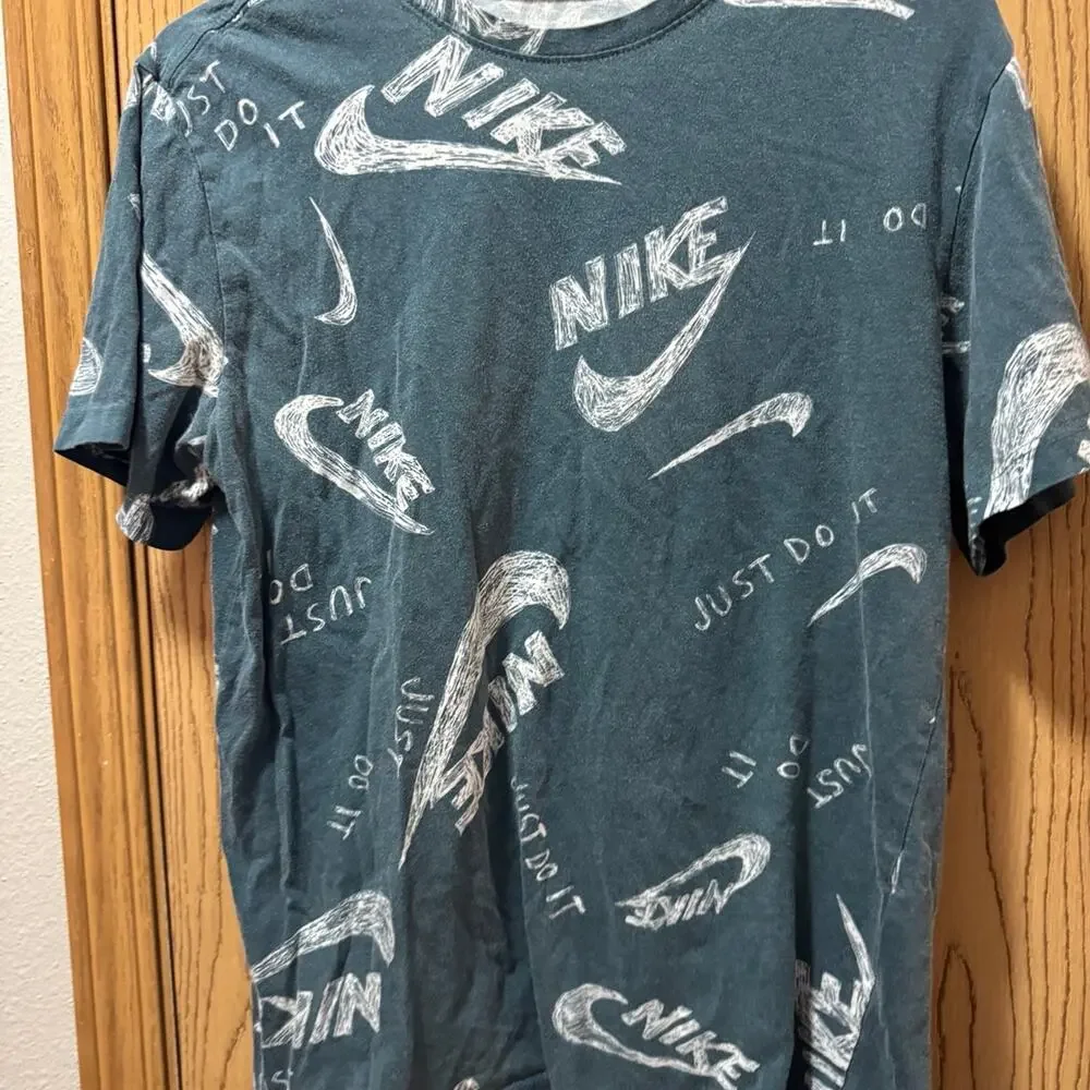Nike tee men’s shirt size small